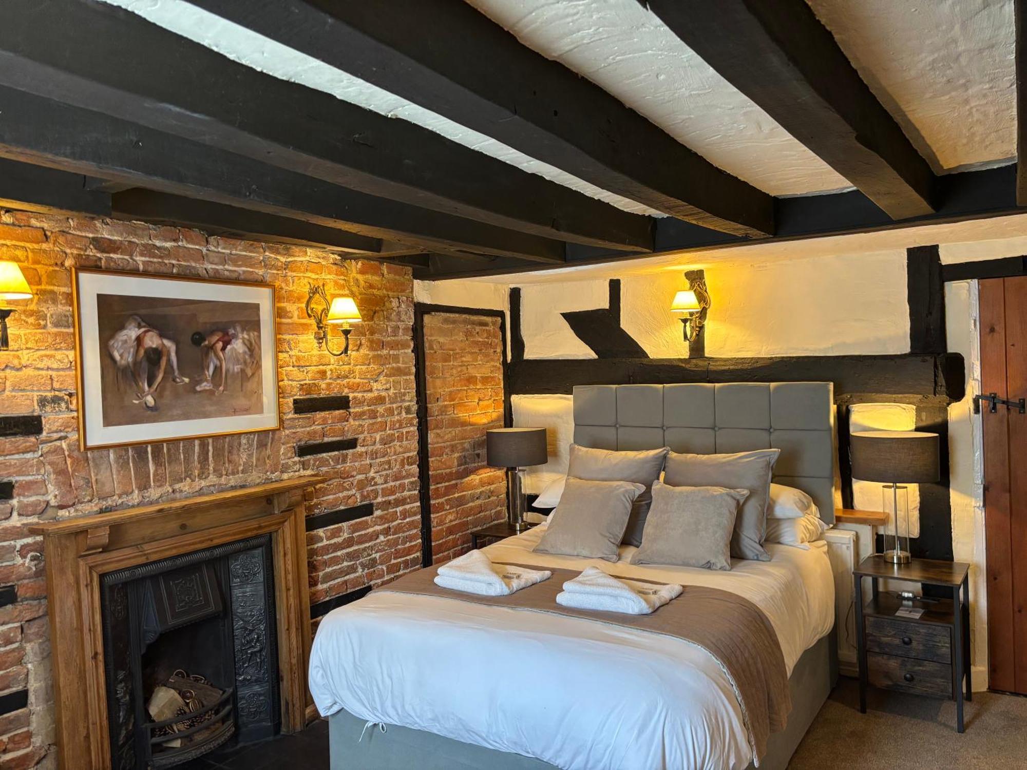 The Half Moon Inn Woking Kültér fotó